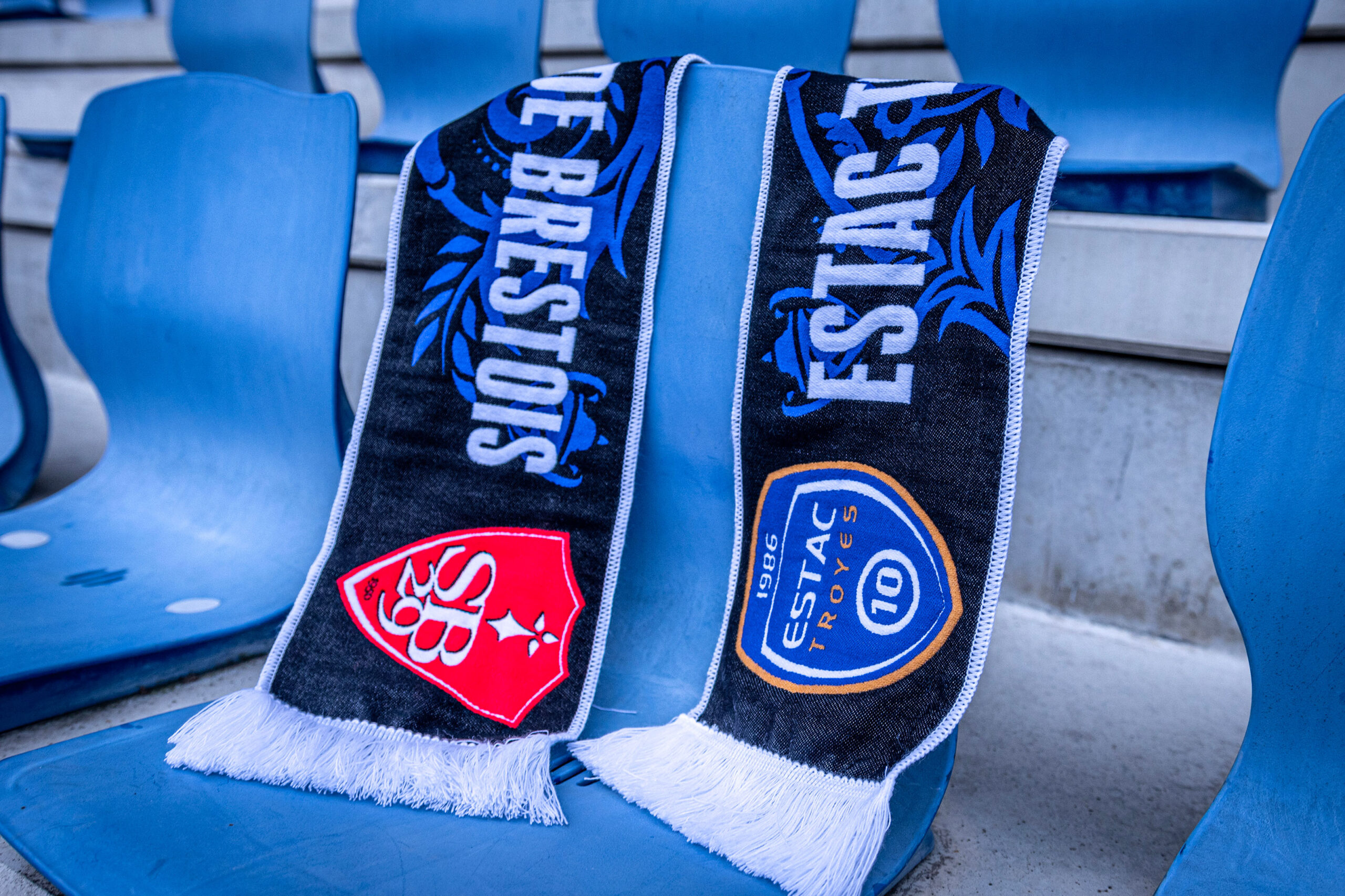 Une écharpe collector pour ESTAC-Brest